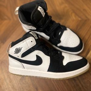 Nike Air Jordan 1 Retro Pandas. Size 3Y, Iconic shoe.